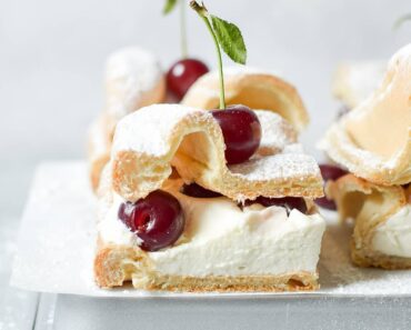 Karpatka is a traditional Polish cream cake. Filled with vanilla cream or whippe…