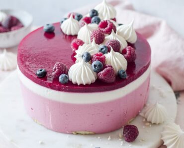 Raspberry yoghurt cheesecake…. 

Delikatny, jogurtowy sernik o smaku malinowym…